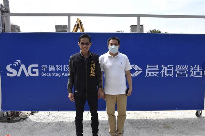 台中市經發局長張峯源（左）實地訪廠，了解業者投資建廠計畫。（台中市府提供／盧金足台中傳真）