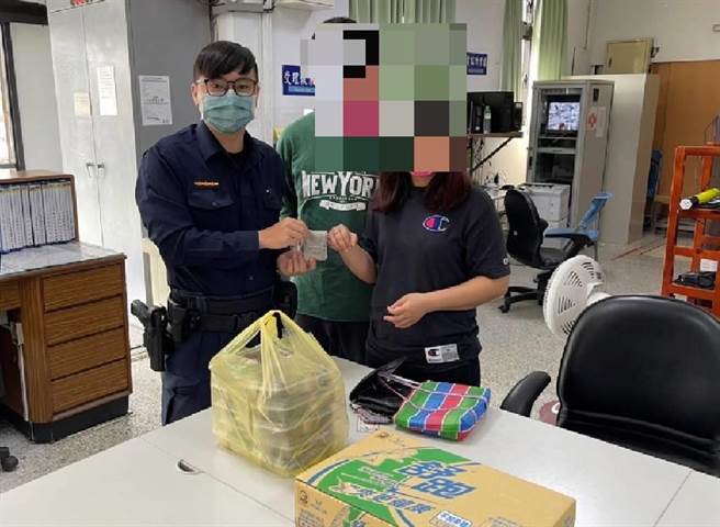 新北市樹林區一名民眾近期遺失裝有高價名牌手錶及鑽戒的包包，由於價值高達數十萬元，只好趕緊報警，員警沿線調閱數十支監視器終於將遺失物找回。（蔡雯如翻攝）