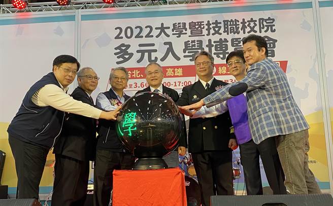 由旺旺中时媒体集团大学博览会执委会主办的「大学暨技职校院多元入学博览会」，在台中世贸展览馆热闹登场。（陈淑芬摄）