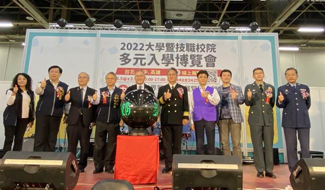 由旺旺中时媒体集团大学博览会执委会主办的「大学暨技职校院多元入学博览会」，在台中世贸展览馆热闹登场。（陈淑芬摄）