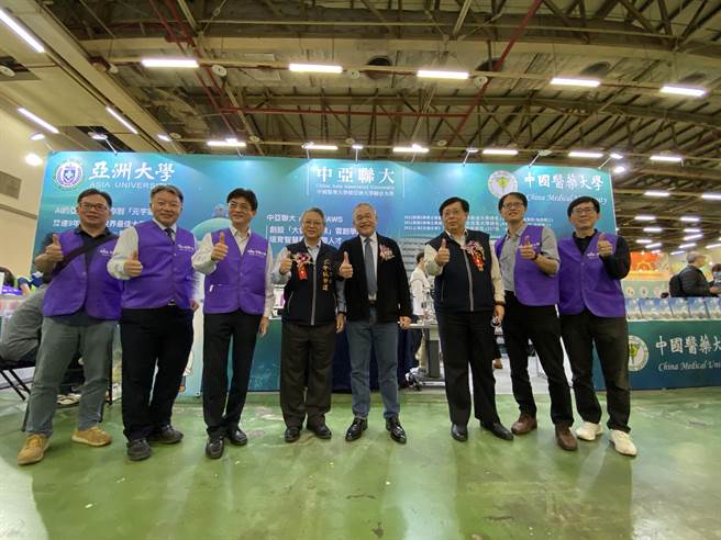 由旺旺中时媒体集团大学博览会执委会主办的「大学暨技职校院多元入学博览会」，在台中世贸展览馆热闹登场。（陈淑芬摄）