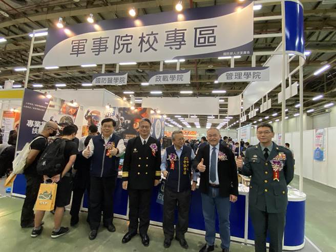 由旺旺中时媒体集团大学博览会执委会主办的「大学暨技职校院多元入学博览会」，在台中世贸展览馆热闹登场。（陈淑芬摄）