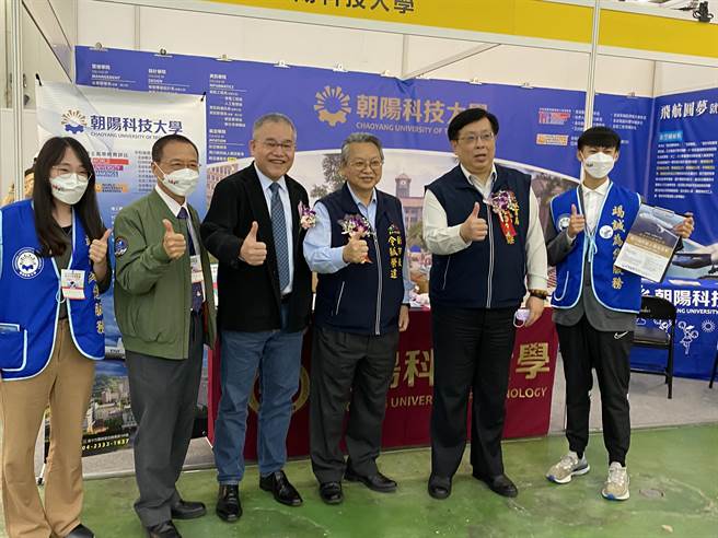 由旺旺中时媒体集团大学博览会执委会主办的「大学暨技职校院多元入学博览会」，在台中世贸展览馆热闹登场。（陈淑芬摄）