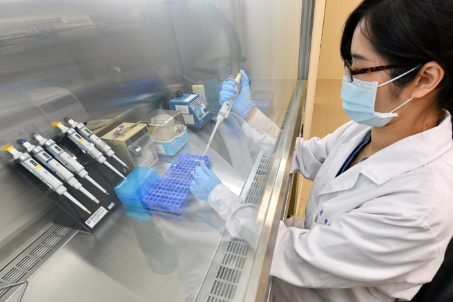 男子全裸疑「马上风」暴毙摩铁，刑事局鑑识中心靠保险套上「一滴汗」，揪出2女迷魂劫财。(警方提供)
