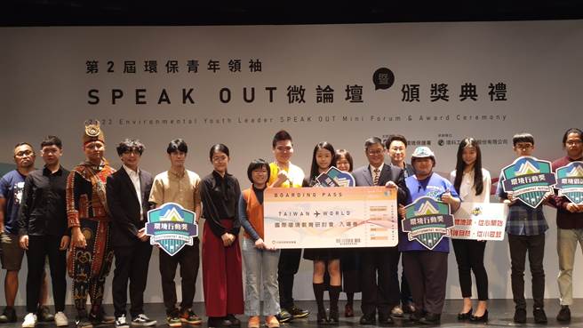 北一女中三年級的林佳緯今天獲環保署環保青年領袖「環境領袖獎」肯定。（林良齊攝）