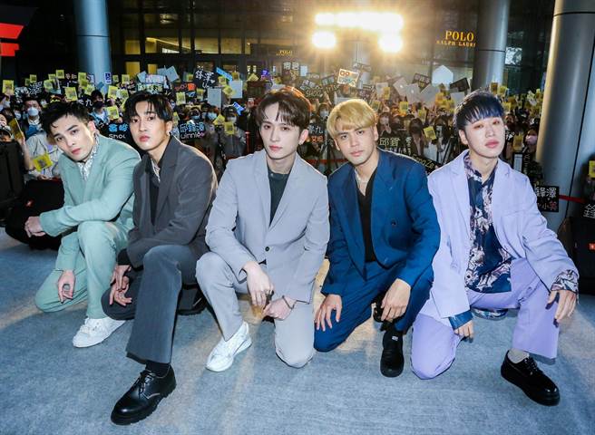 五堅情今在新北市舉辦簽唱會。（粘耿豪攝）