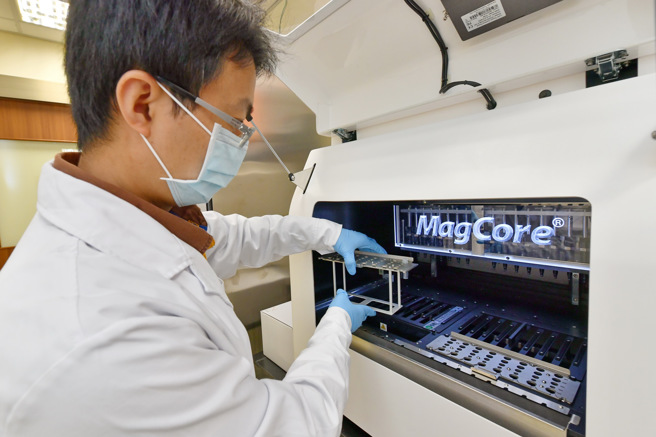 男子全裸疑「马上风」暴毙摩铁，刑事局鑑识中心靠保险套上「一滴汗」，揪出2女迷魂劫财。(警方提供)