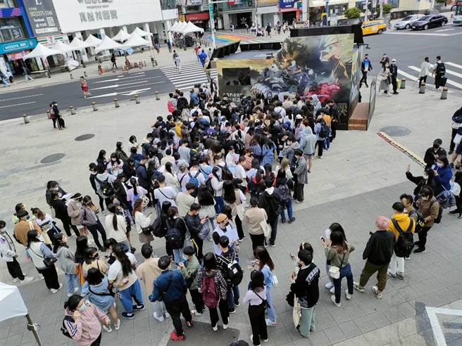 快闪店挤爆人潮，粉丝只为抢购自己喜欢的周边。（羚邦提供）