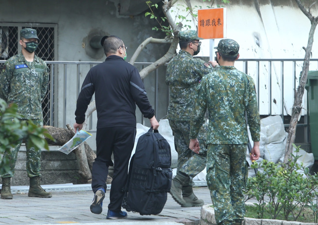 國軍新制教召首梯次5日上午8點展開，教召人員抵達教召現場隨即報到。（陳怡誠攝）