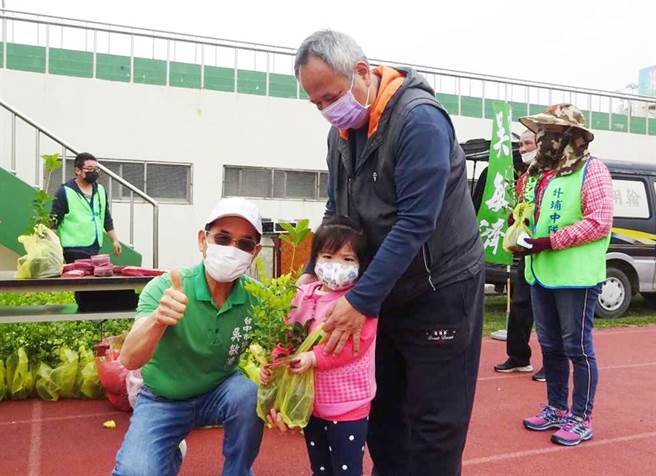 吴敏济表示，赠苗活动已迈入第12年，这是台中市最大规模的赠苗活动，种树已成全民运动。（陈世宗摄）
