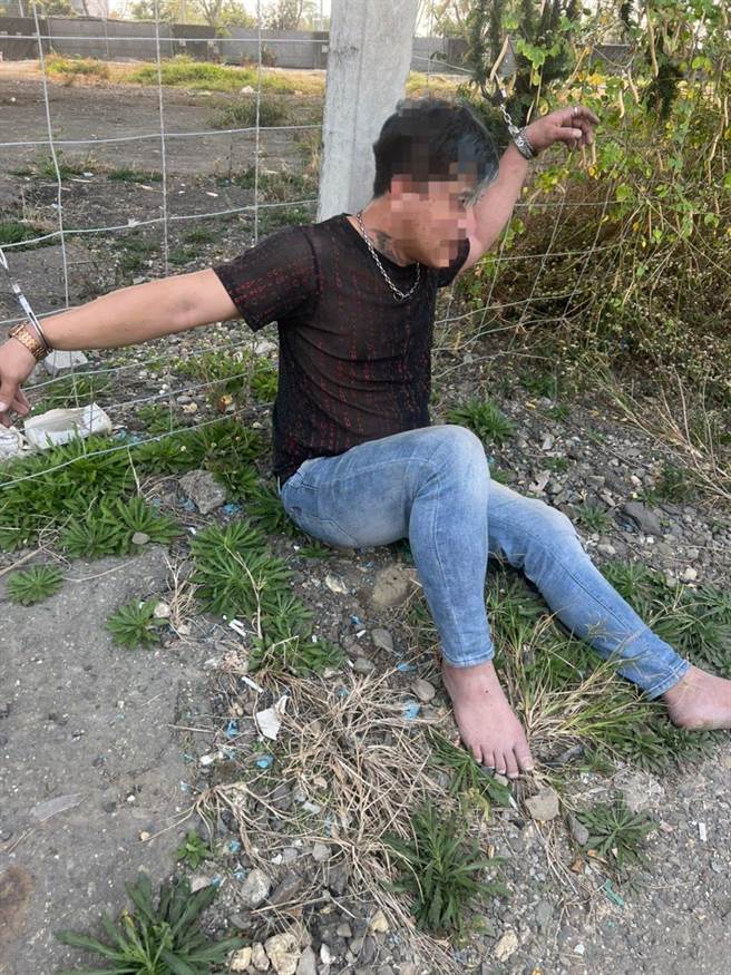 白色自小客车翻车后，驾驶从机车便道欲逃离，被追赶而至的警方逮捕狼狈上铐。（翻摄照片／石秀华高雄传真）