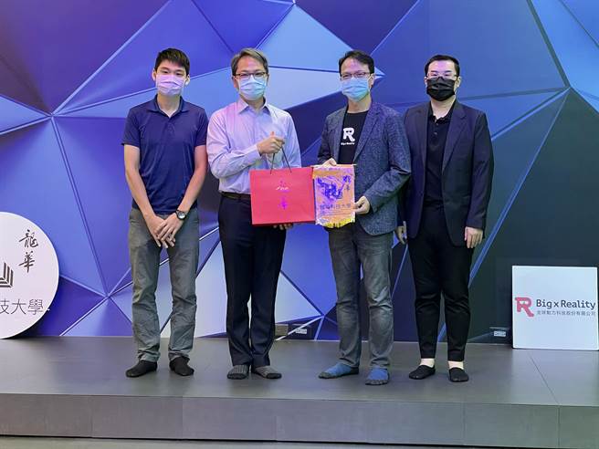 龙华科大副校长陈逸谦（左2）致赠感谢状给全球动力科技总经理陈俊男。（龙华科大提供／陈梦茹桃园传真）