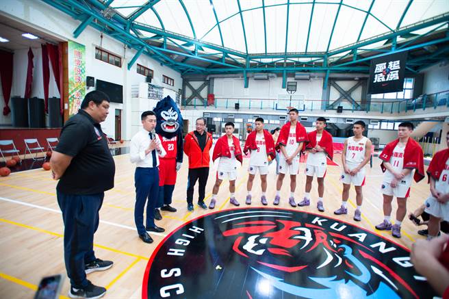 光復高中篮球队将于3月12日进军小巨蛋，誓言要为大新竹拿下首座冠军杯，新竹市长林智坚（左二）5日前往探班为选手们加油打气。（陈育贤摄）