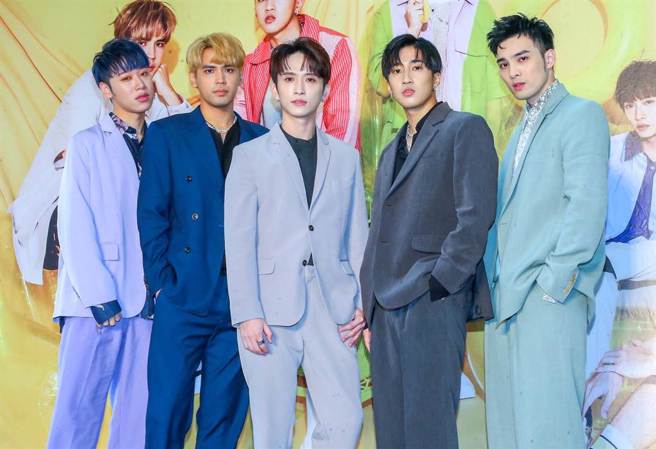 五堅情今在新北市舉辦簽唱會。（粘耿豪攝）