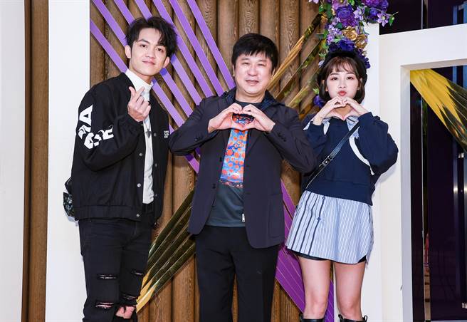 胡瓜（中）把郭婷筠视为女儿看待，特地到婚宴现场送上祝福。（罗永铭摄）