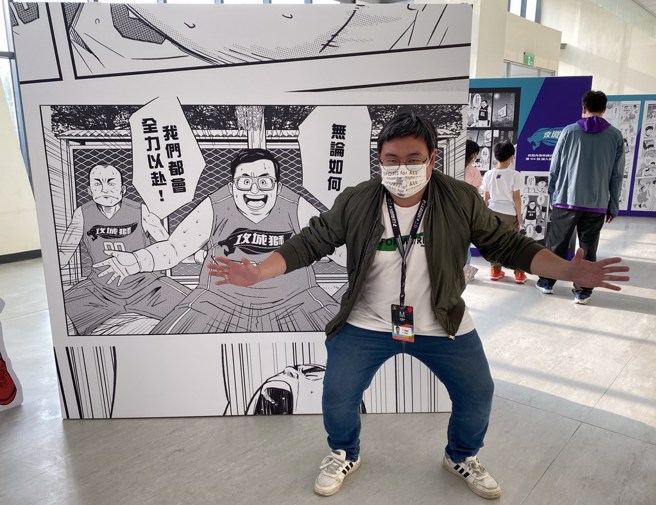 不少球迷模仿宅男打篮球的动作拍照留念。(黄及人摄)