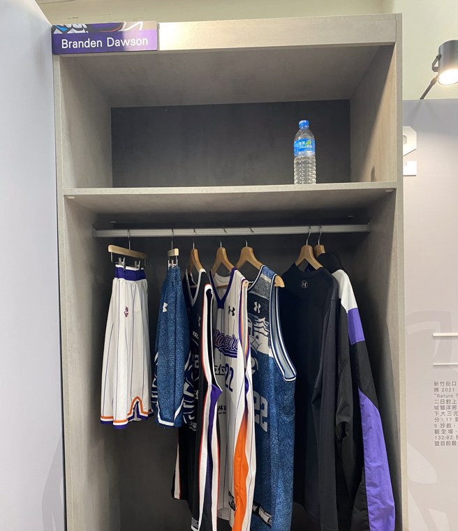 攻城狮把大胜的置物柜原封不动班到博物馆内。(黄及人摄)