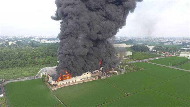 农地工厂大火让消防人员疲于奔命，依工厂辅导法规定，未登记工厂最迟应于3月19日前申请纳管。（资料照片／吴敏菁彰化传真）