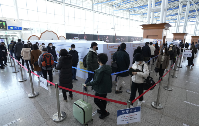 韓國4日起進行為期兩天的總統大選事前投票，開放9日當天無法前往投票的選民到任一投票所投票。(圖／美聯社)