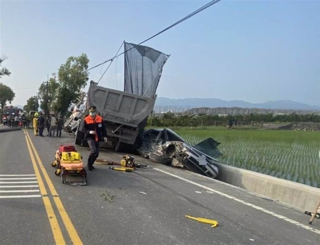 高雄美浓区一部砂石车与一部自小客车发生车祸。（翻摄照片／林瑞益高雄传真）