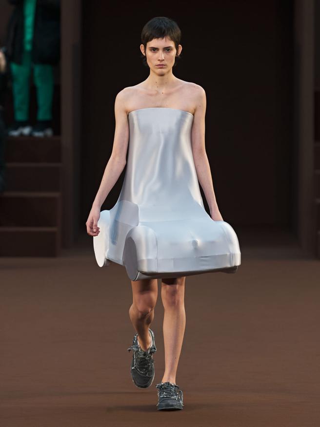 LOEWE女装风格优雅，但裙内藏着跑车，令人莞尔。（LOEWE提供）