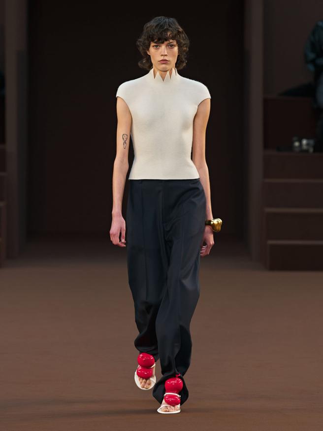 LOEWE将气球挤压在鞋面上，十分有趣。（LOEWE提供）