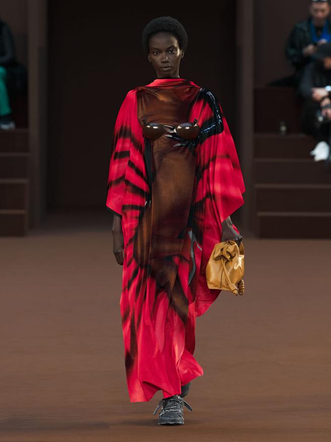 LOEWE以女性主义艺术家的作品为灵感，充满艺术品味。（LOEWE提供）