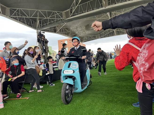 桃园市长郑文灿出席2022桃园市绿色生活悠游节开幕活动，骑乘电动机车进场。（陈梦茹摄）