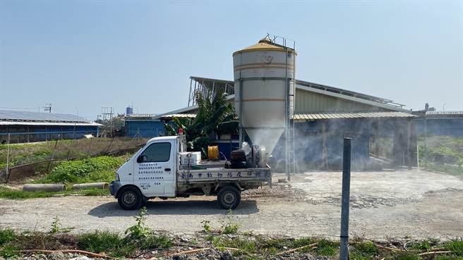 市府派遣消毒車加強禽場周邊的消毒工作。（台南市政府農業局提供／張毓翎台南傳真）
