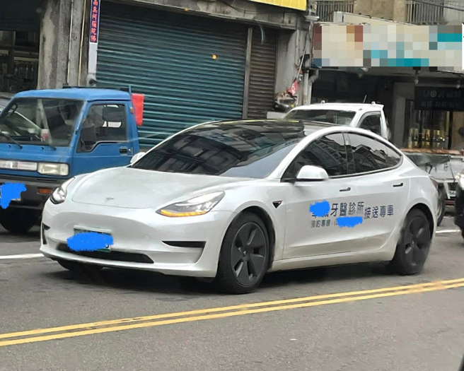 一名男網友發現，有牙醫診所竟開特斯拉專車接送病患，驚呼「牙醫診所這麼好賺嗎」。（圖／翻攝臉書社團爆廢公社）