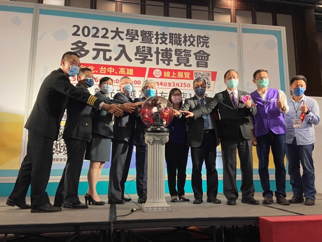 2022大学暨技职校院多元入学博览会南区开幕启动仪式。(图／大学博览会提供)