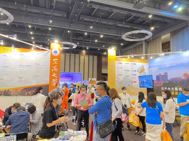 「2022大学暨技职校院多元入学博览会」同时囊括大学、技职校院及军事校院等多所大学参展。(图／大学博览会提供)