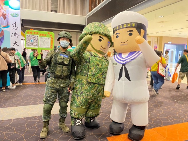 现场更有国军娃娃穿梭展区，展现国军的热情与活力！(图／大学博览会提供)