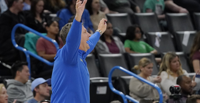 灰狼教练(美联社)