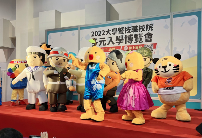 舞台节目邀请各校吉祥物上台尬舞。（图/梁芯卉）