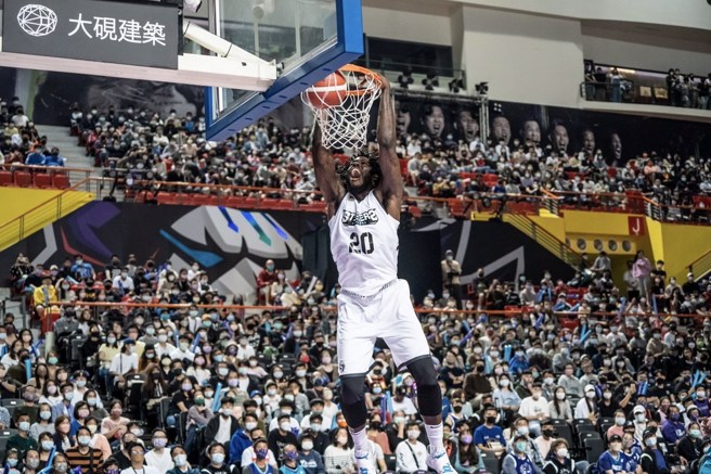 剛加盟鋼鐵人的NBA選秀狀元班尼特飛身灌籃。(高雄鋼鐵人提供)