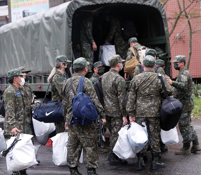 「史上最硬教召」今天正式展開，首批人員上軍用卡車前往營區報到。(圖／陳怡誠攝)
