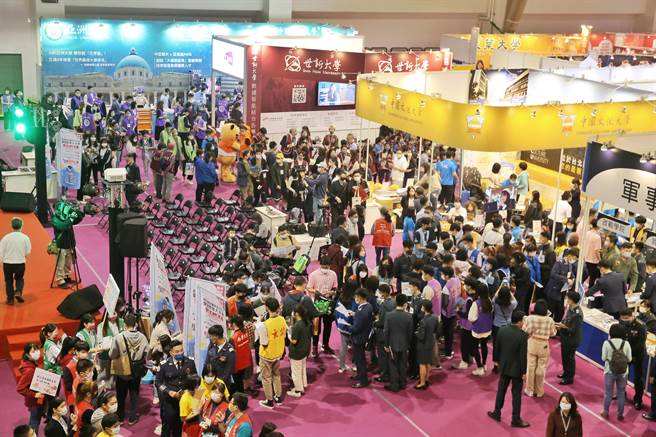 2022大學暨技職校院多元入學博覽會5日起連續兩天在北中南三地舉行，今年亦首度開辦互動式線上展覽，邀集海內外諸多知名大學、升學與留學機構共68個單位參展。（杜宜諳攝）