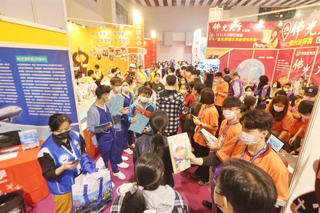 今年亦首度開辦互動式線上展覽，邀集海內外諸多知名大學、升學與留學機構共68個單位參展，吸引許多民眾前來瞭解。（杜宜諳攝）