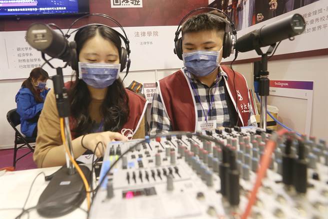 各參展學校也使出渾身解數備戰，其中，世新大學將廣播器材搬至現場讓路過民眾體驗。（杜宜諳攝）