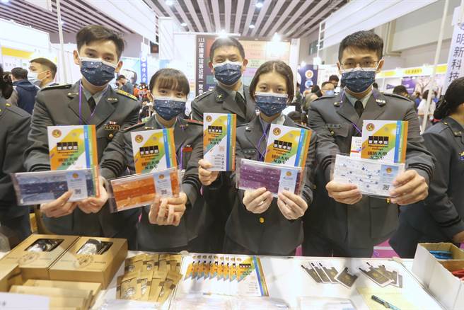 各參展學校也使出渾身解數備戰，其中，國防大學管理學院則備了多式亮麗口罩吸引目光。（杜宜諳攝）