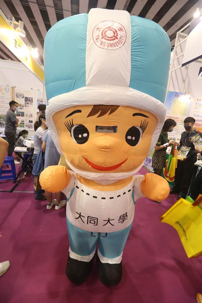 各參展學校也使出渾身解數備戰，其中，大同大學讓家戶知曉的大同寶寶在場館內繞行。（杜宜諳攝）