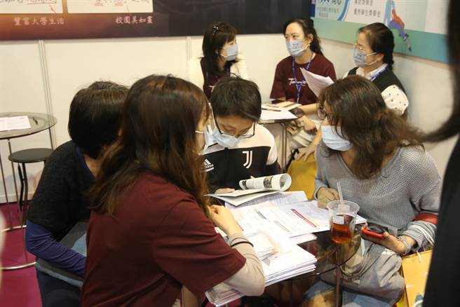 今年亦首度開辦互動式線上展覽，但仍有不少家長帶著孩子前來現場探尋。（杜宜諳攝）