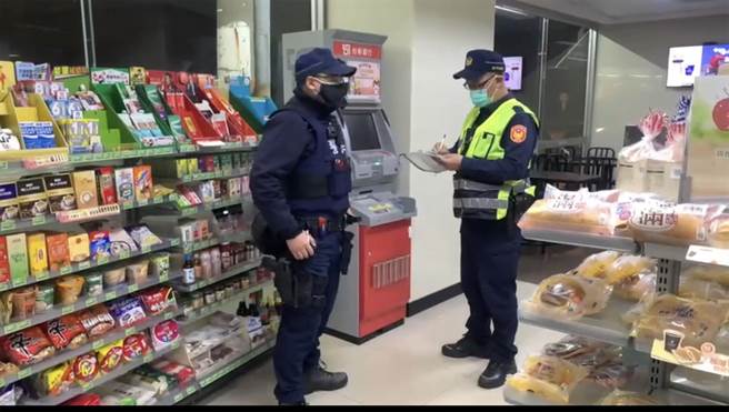 警方加強巡邏，並不定時到超商守望，防止柳男再生事端。（民眾提供／陳世宗台中傳真）