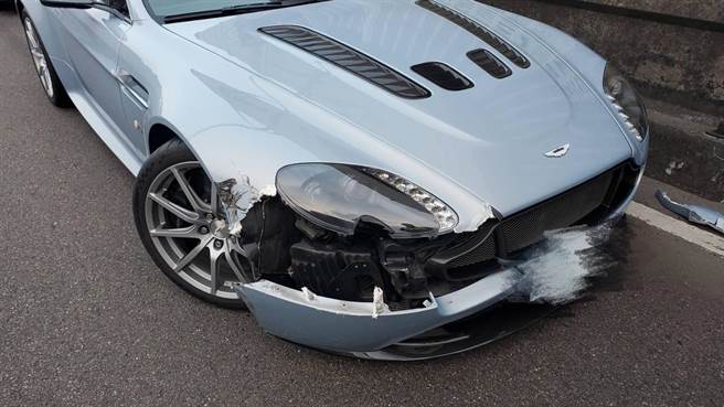 北市环东大道5日上午6时许，发生两辆千万超跑追撞交通事故。(翻摄照片／林郁平台北传真）