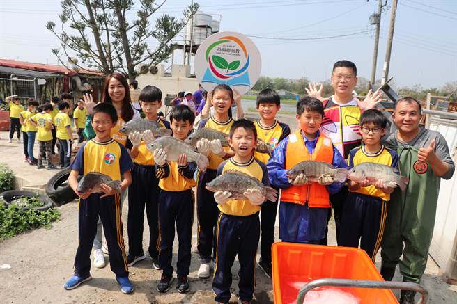 七股竹桥国小、麻豆港尾国小和南大附小三校师生44人今天到鱼场参访。（台南大学提供／张毓翎台南传真）