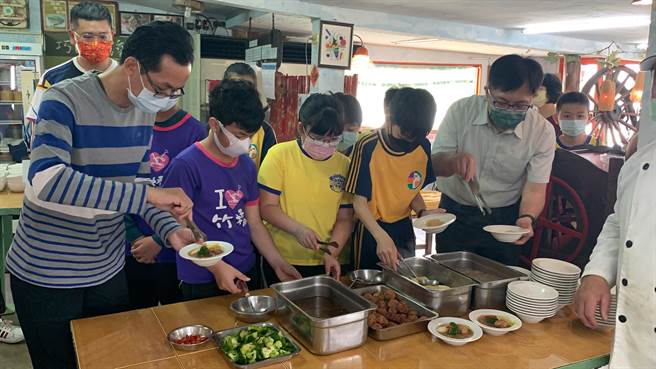 师生今天也学习烹饪5道料理。（台南大学提供／张毓翎台南传真）