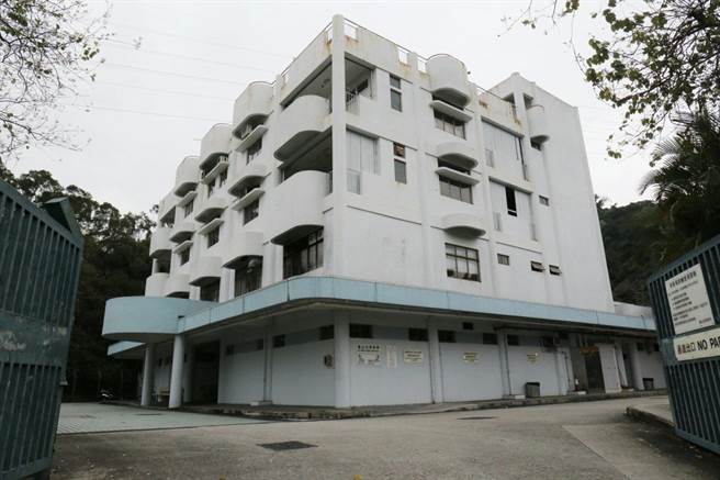 香港公眾殮房飽和，富山殮房緊急增設冷凍櫃。（大公文匯網資料照）