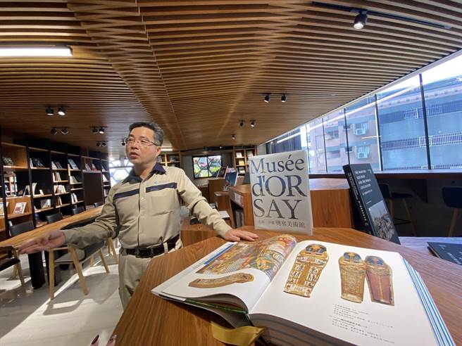 丽晨建设总经理王水树设立晨露文化艺术基金会，特别规画广搜建筑类与艺术类，2000余本书籍及期刊纳入典藏，开放加入会员的民眾阅读。（卢金足摄）