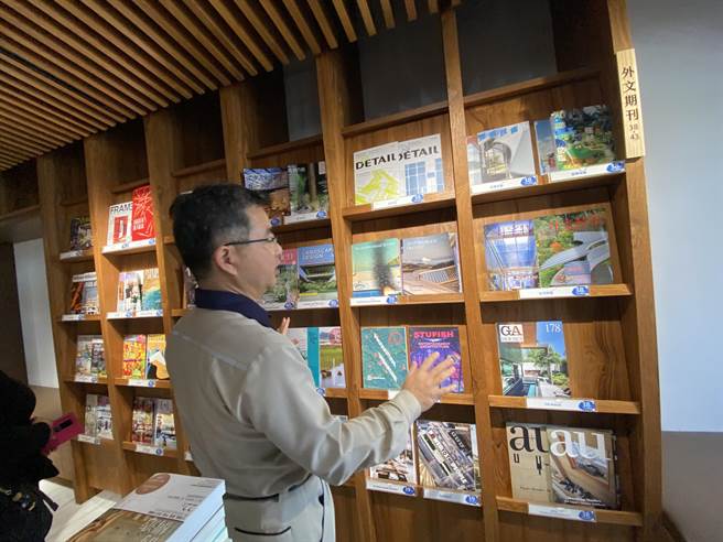 丽晨建设总经理王水树广搜建筑类与艺术类2000余本书籍，开放民眾借阅会不会舍不得？他大器的说，「书要读才是活的」。（卢金足摄）